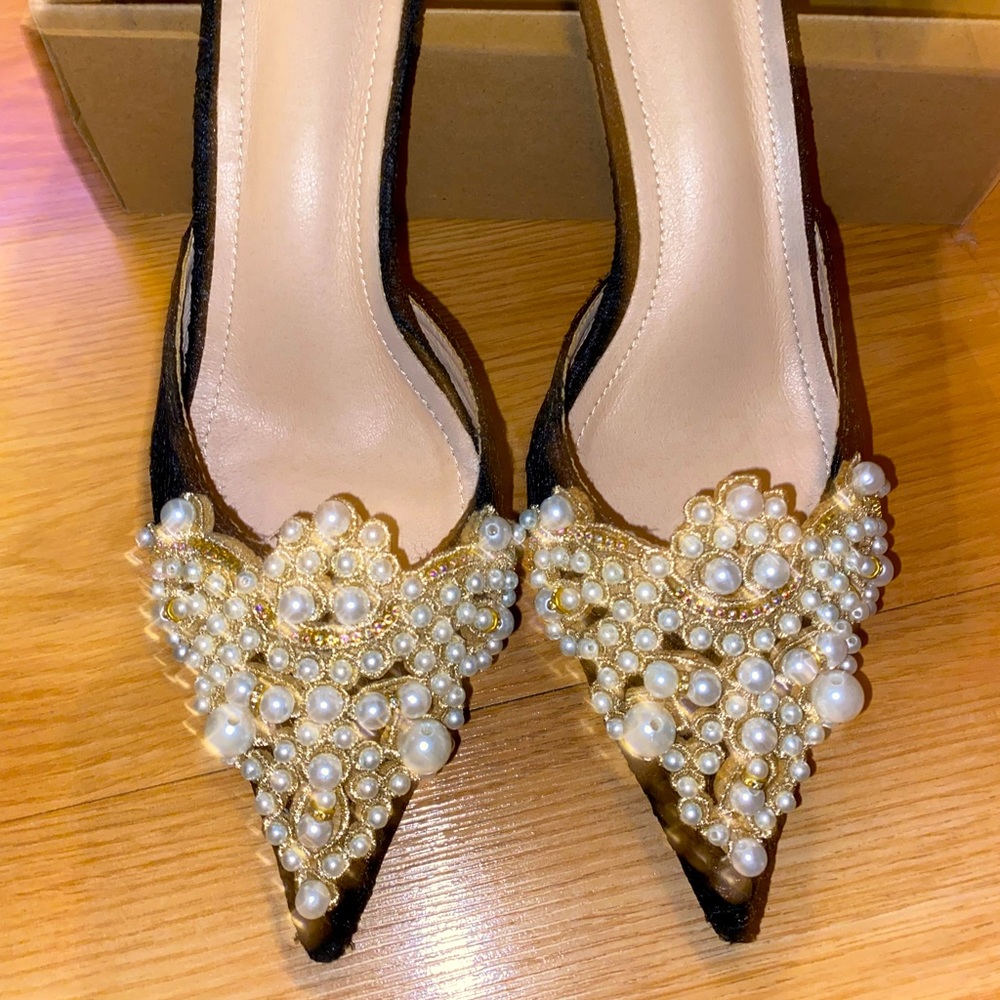Vintage inspired pearl embellished mules, a must have!